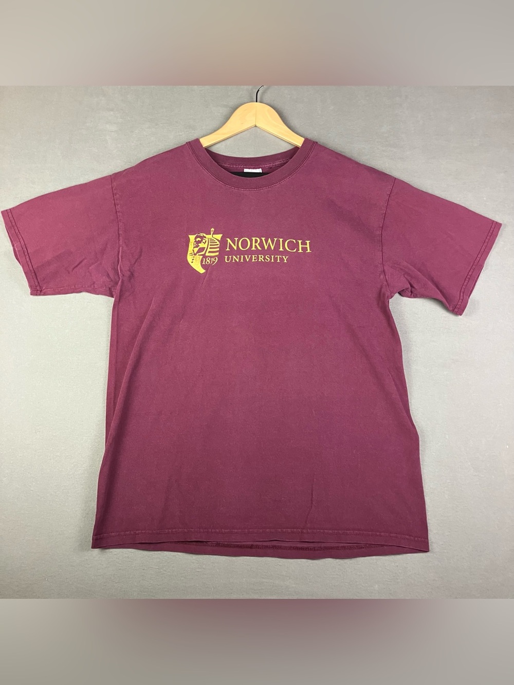 Norwich University 1819 Men’s Size L Short Sleeve T Shirt Maroon Graphic Logo. I
